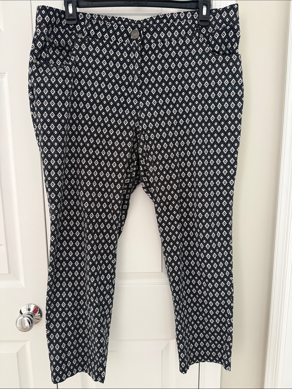 Roz & Ali Black and White Printed Cropped Pants